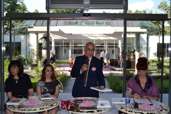 Нови рокли и първи албум за Царица Роза 