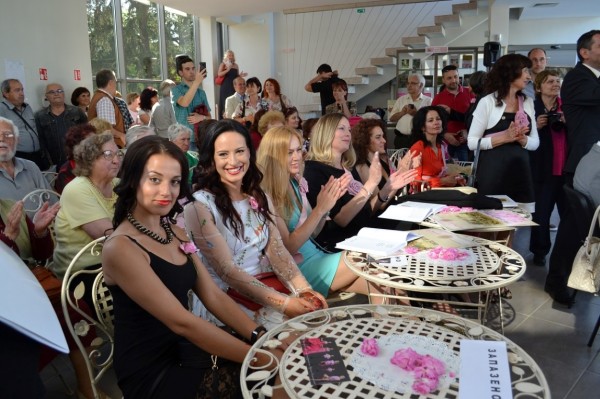 Нови рокли и първи албум за Царица Роза 