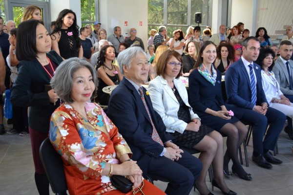 Нови рокли и първи албум за Царица Роза 