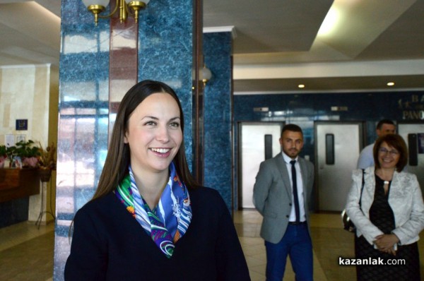 Ева Майдел разясни на казанлъчани какви ще бъдат ползите от постъпване на България в Еврозоната