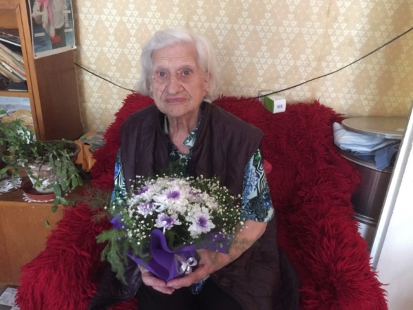 Румяна Друмева с рози за благодарност на 24 май