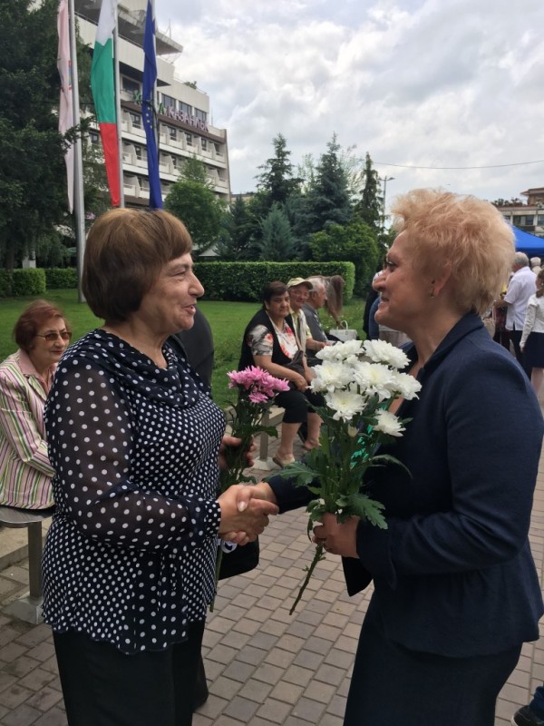 Румяна Друмева с рози за благодарност на 24 май