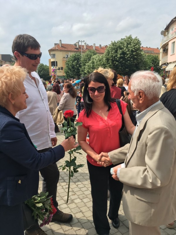 Румяна Друмева с рози за благодарност на 24 май