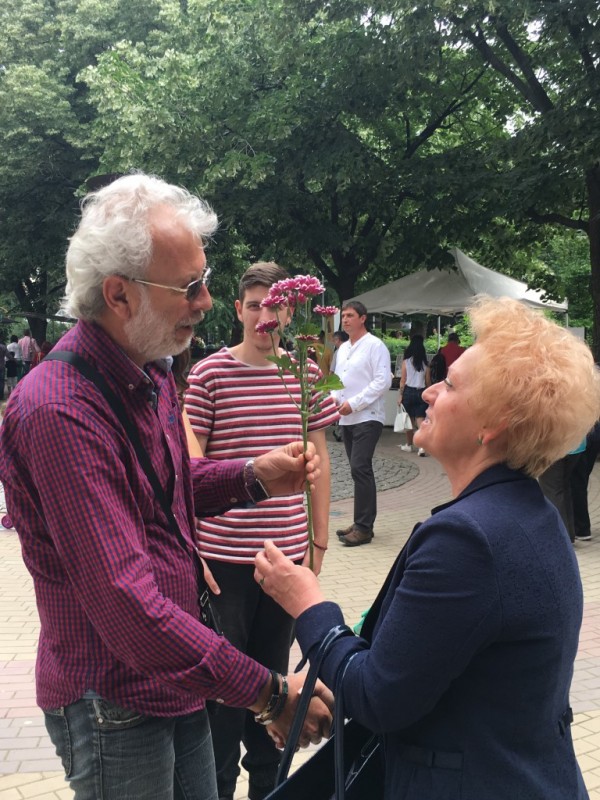 Румяна Друмева с рози за благодарност на 24 май