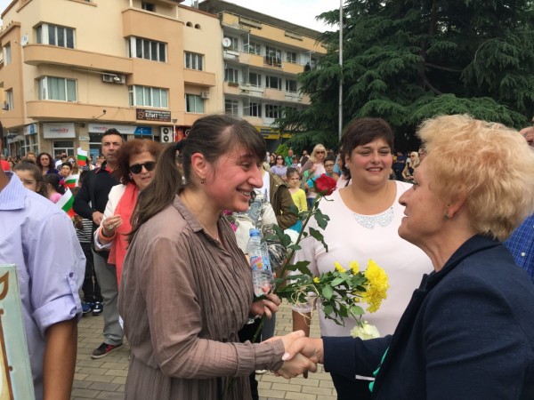 Румяна Друмева с рози за благодарност на 24 май