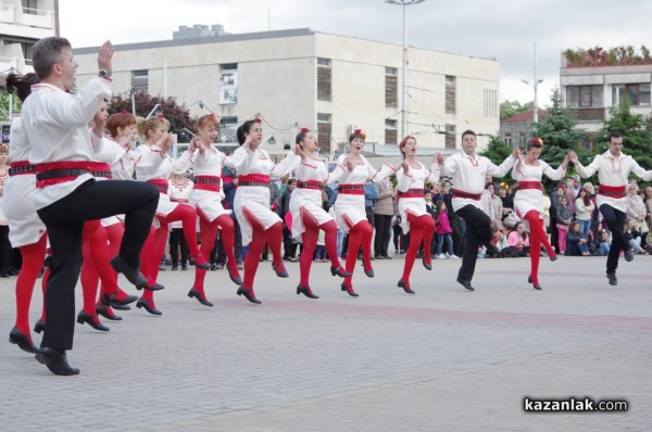 Днес в Казанлък ще се играят хора