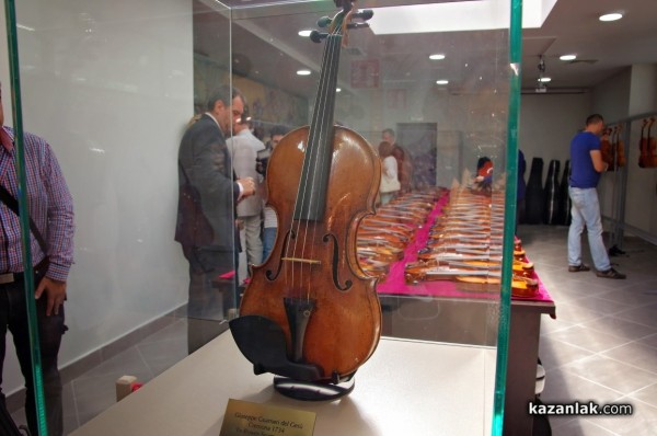 Над 120 инструменти участват в Международния конкурс по лютиерство в Казанлък