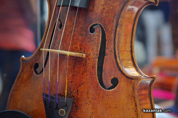 Над 120 инструменти участват в Международния конкурс по лютиерство в Казанлък