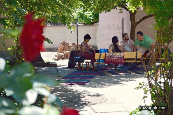 Трио “Калина“ показаха български носии и автентични техники за изработването им