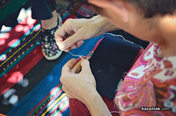 Трио “Калина“ показаха български носии и автентични техники за изработването им
