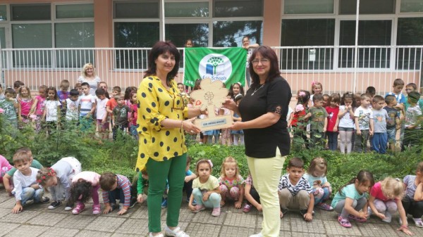 ДГ “Пчелица“ с отличие от програмата “Учим за гората“ / Новини от Казанлък