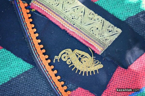 Трио “Калина“ показаха български носии и автентични техники за изработването им