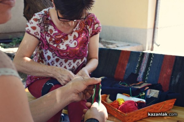 Трио “Калина“ показаха български носии и автентични техники за изработването им