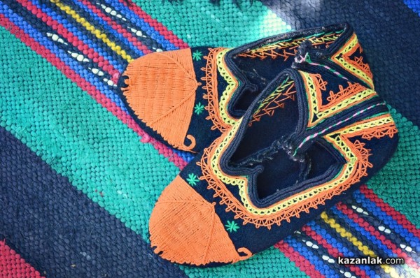 Трио “Калина“ показаха български носии и автентични техники за изработването им