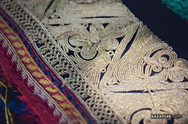 Трио “Калина“ показаха български носии и автентични техники за изработването им