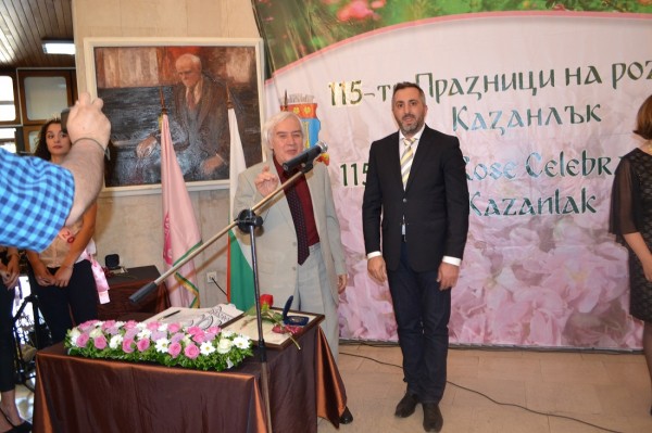 Проф. Теньо Попминчев и Христо Стоянов вече са почетни граждани на Казанлък