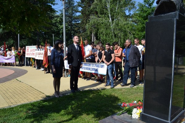 2 юни в Казанлък започна с почит към Ботев и героите на България