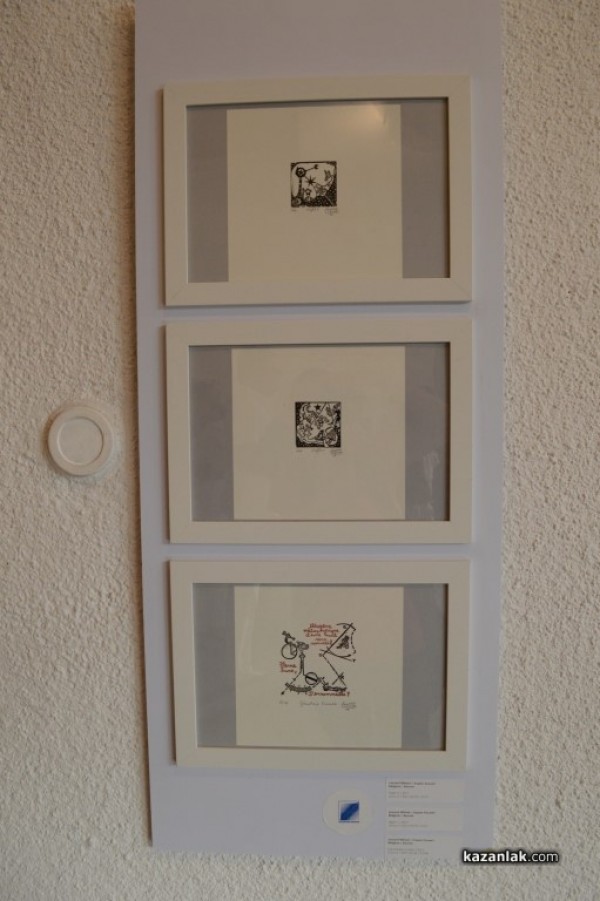 Изложбата на малка графика ще ви пренесе в друга вселена