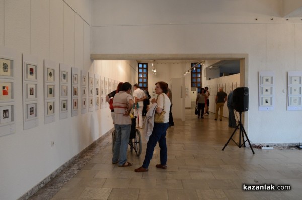 Изложбата на малка графика ще ви пренесе в друга вселена