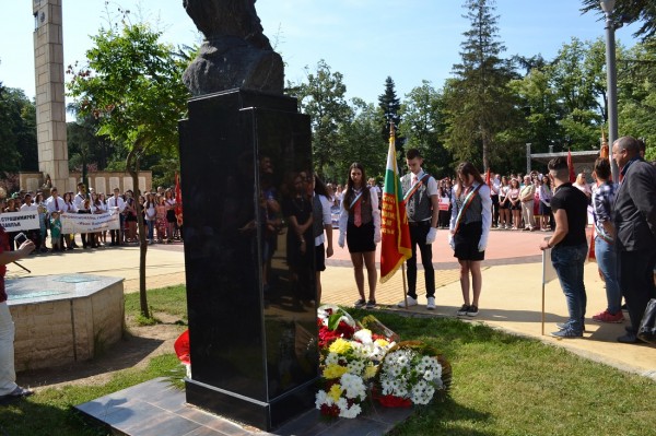 2 юни в Казанлък започна с почит към Ботев и героите на България