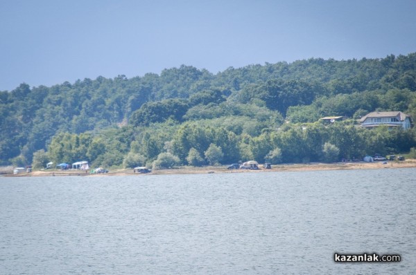 Рибари и плажуващи окупираха яз. Копринка