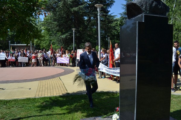 2 юни в Казанлък започна с почит към Ботев и героите на България