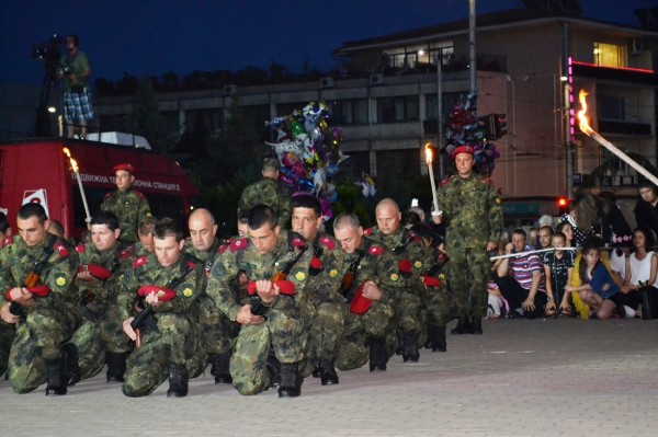Тържествена заря-проверка в Казанлък за 2 юни