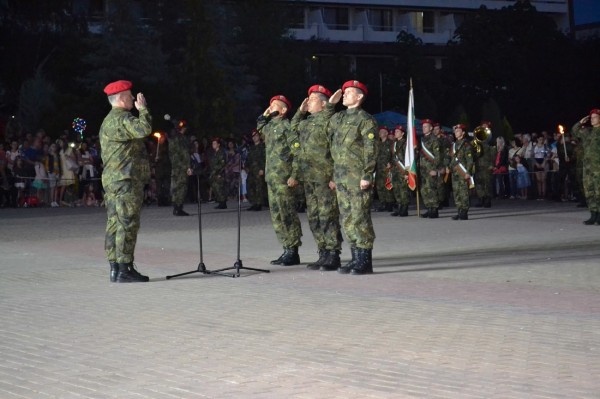 Тържествена заря-проверка в Казанлък за 2 юни