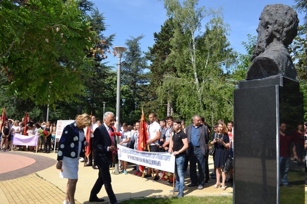 2 юни в Казанлък започна с почит към Ботев и героите на България