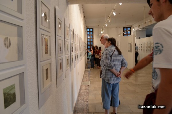 Изложбата на малка графика ще ви пренесе в друга вселена