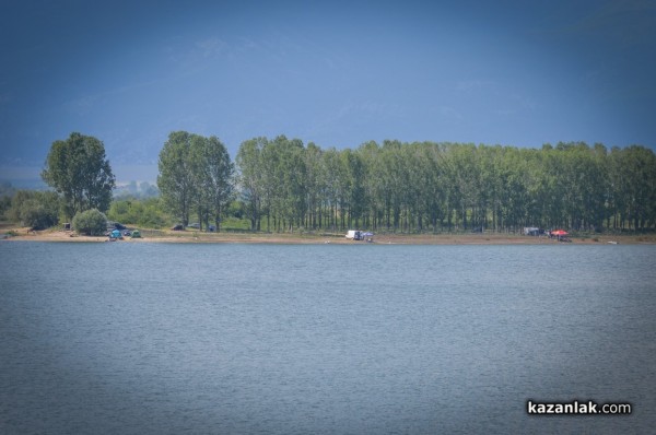 Рибари и плажуващи окупираха яз. Копринка