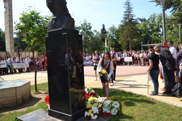 2 юни в Казанлък започна с почит към Ботев и героите на България