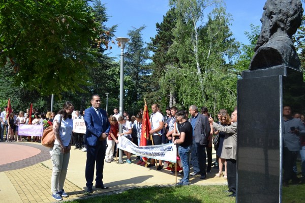 2 юни в Казанлък започна с почит към Ботев и героите на България