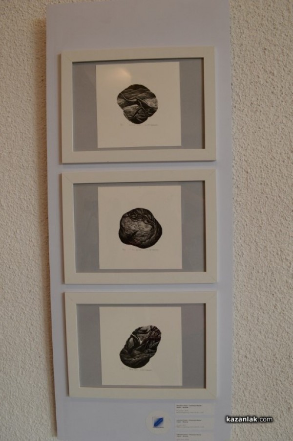 Изложбата на малка графика ще ви пренесе в друга вселена