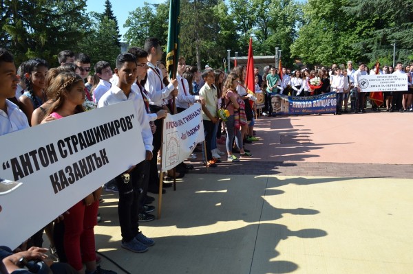 2 юни в Казанлък започна с почит към Ботев и героите на България