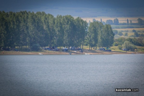 Рибари и плажуващи окупираха яз. Копринка