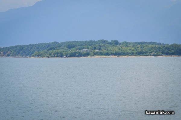 Рибари и плажуващи окупираха яз. Копринка