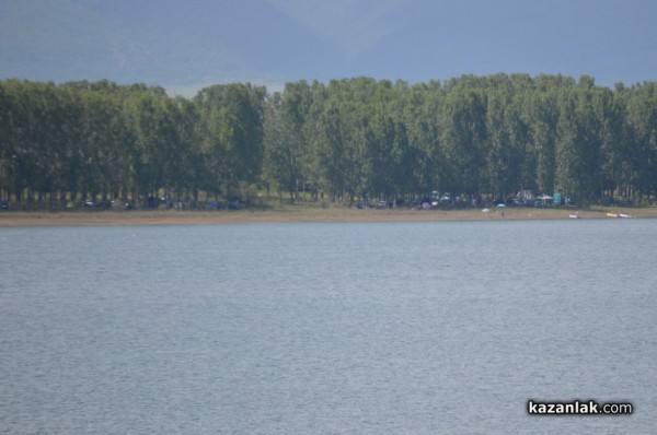 Рибари и плажуващи окупираха яз. Копринка