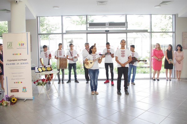 Кметът на Казанлък участва в награждаването на сдружение „Бъдеще за децата“