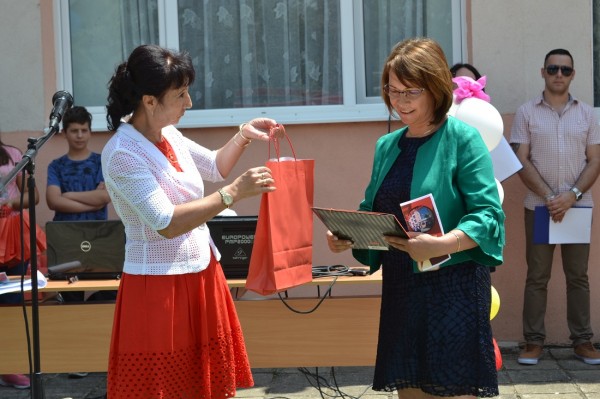 Кметът на Казанлък бе отличена със Сертификат за екипност от Хаджиеновци