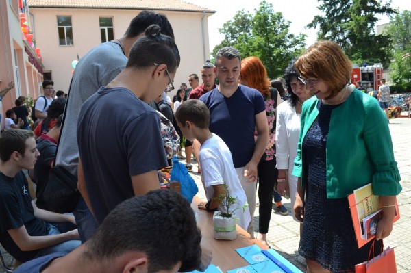 Кметът на Казанлък бе отличена със Сертификат за екипност от Хаджиеновци