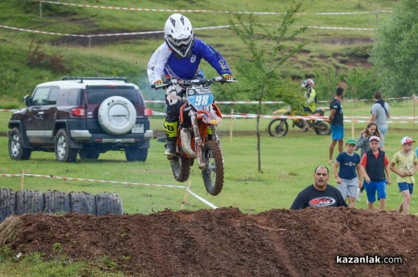 Състезателите на казанлъшкия “Дамасцена Алба“ АСК с купи от Хард Ендуро Горна Малина