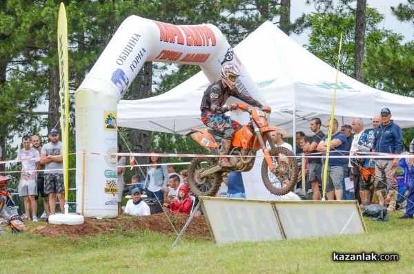 Състезателите на казанлъшкия “Дамасцена Алба“ АСК с купи от Хард Ендуро Горна Малина