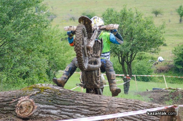 Състезателите на казанлъшкия “Дамасцена Алба“ АСК с купи от Хард Ендуро Горна Малина