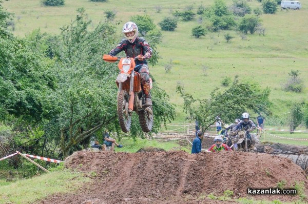 Състезателите на казанлъшкия “Дамасцена Алба“ АСК с купи от Хард Ендуро Горна Малина