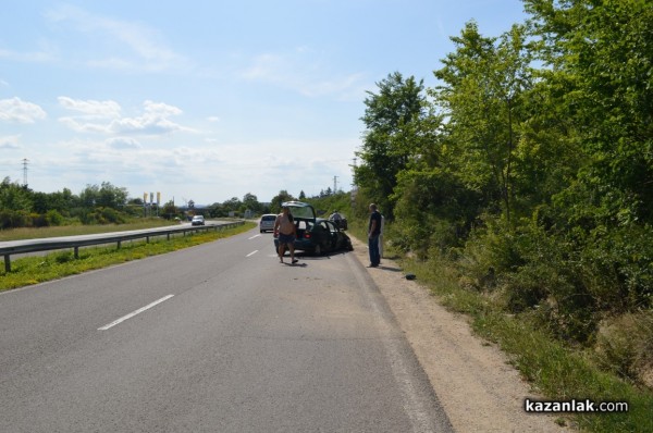 Лека кола се обърна по таван на входа на Казанлък