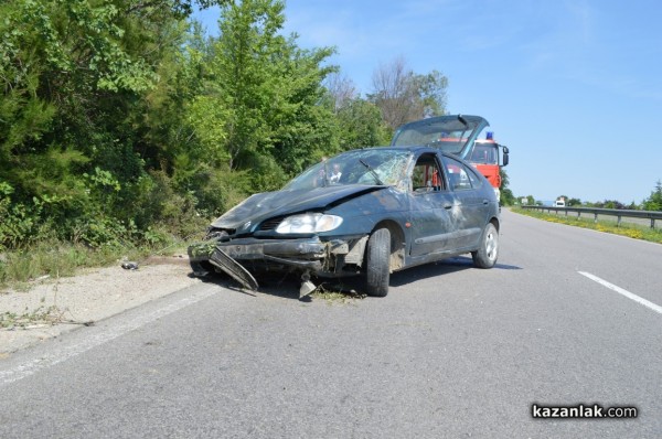 Лека кола се обърна по таван на входа на Казанлък