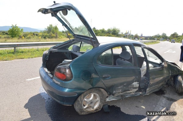 Лека кола се обърна по таван на входа на Казанлък