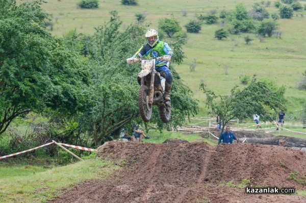 Състезателите на казанлъшкия “Дамасцена Алба“ АСК с купи от Хард Ендуро Горна Малина