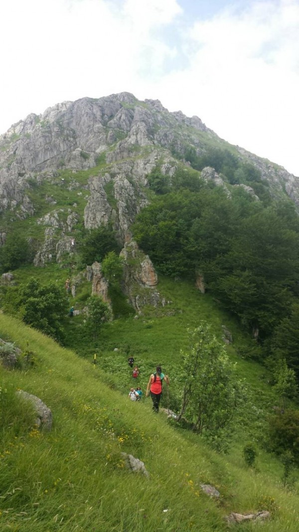 Туристите от “Орлово гнездо“ покориха връх “Сахранка“ за ден